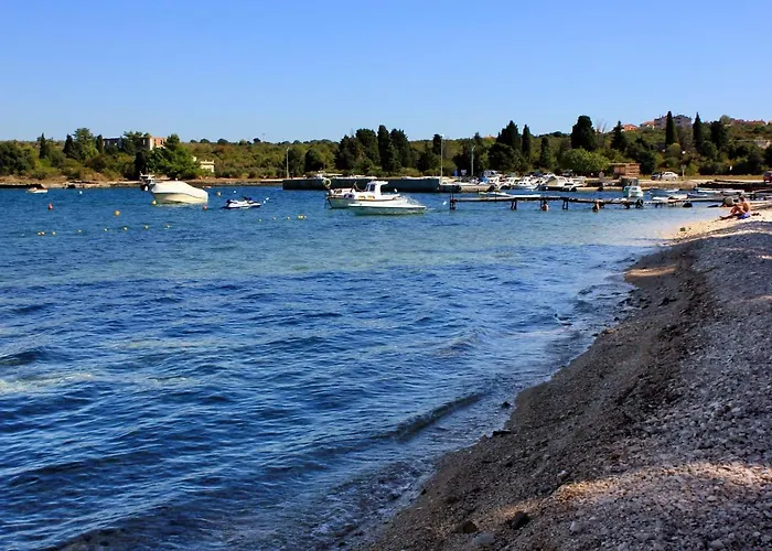 With A Parking Space Stinjan, - 15560 풀라