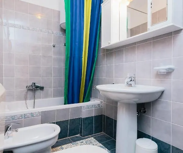 With A Parking Space Stinjan, - 15560 풀라