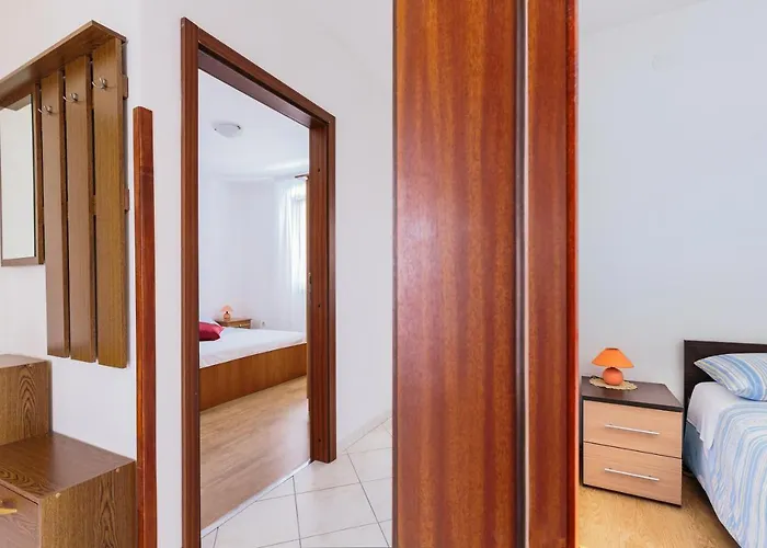 With A Parking Space Stinjan, - 15560 * 풀라